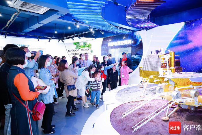 　　与会嘉宾参观海南航天育种中心。主办方供图