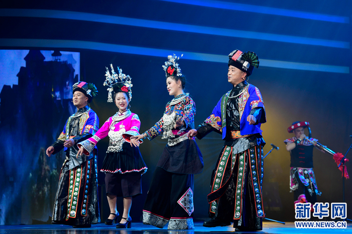 ▲在第八届全国少数民族曲艺展演上，演员在表演苗族说唱艺术嘎百福《搬出大山幸福来》。新华网发　王正摄