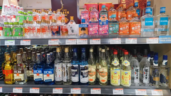 超市货架上的光瓶酒越来越多了