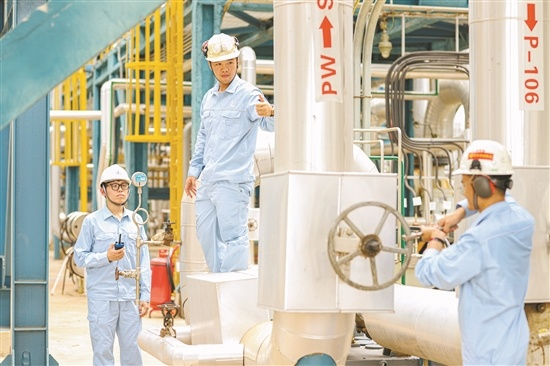 湛江市中科（广东）炼化有限公司员工正在工作 通讯员供图