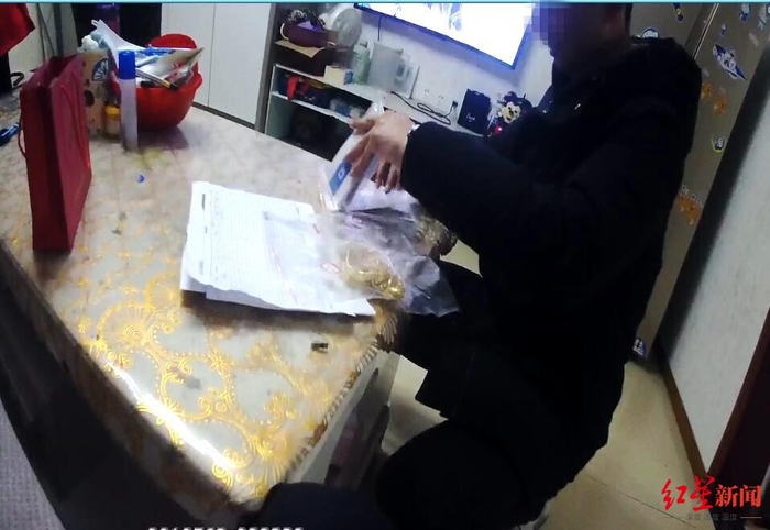 ↑失主现场清点，一件都不少