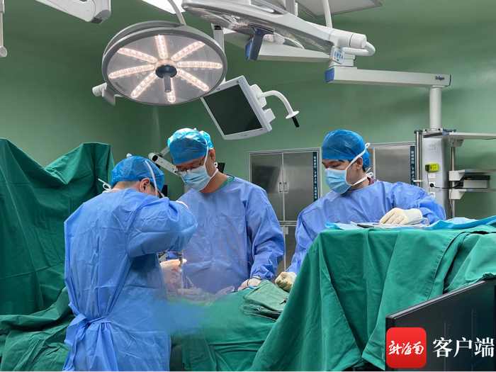 2月27日，上海专家赴琼为小香实施脊柱侧弯矫正手术。记者 王洪旭 摄