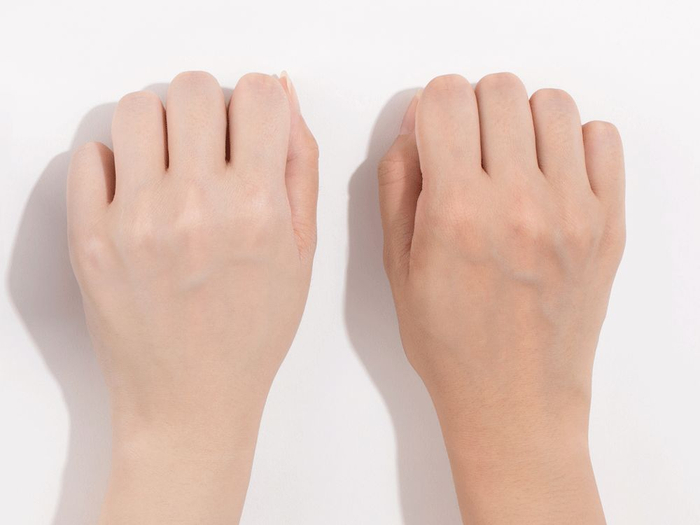 左：涂素颜霜后、右：未涂素颜霜