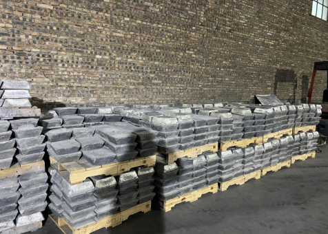 存放在库房的锑锭 受访者供图