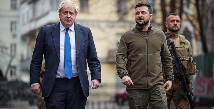 ↑时任英国首相约翰逊（左）到访基辅与泽连斯基（右）见面