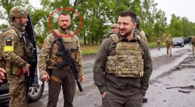 ↑泽连斯基视察前线时，身着防弹衣、手持突击步枪的顿涅茨紧随其后