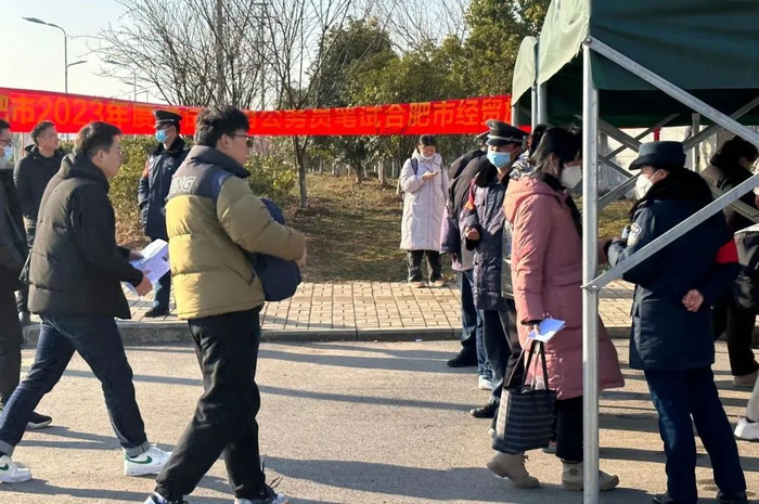 2月26日上午八点多，安徽省省考考生正在进入考场。图/受访者供图
