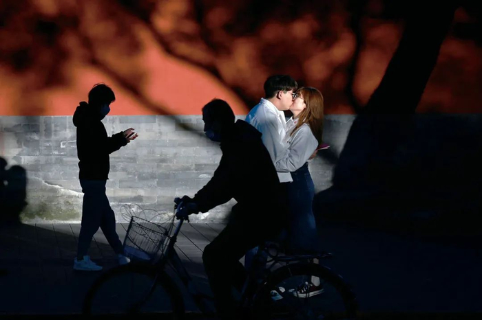 2022年10月31日，北京。一对情侣在街道上拍照。｜图源视觉中国