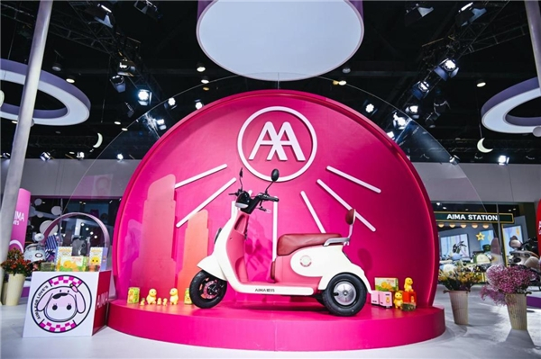 　　图:爱玛电动车与顶流IP“奶龙”联名合作