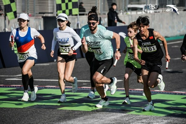 　　安踏“马赫游戏”鸣枪起跑