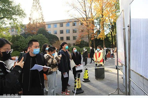 资料图：公务员考试现场。图/视觉中国