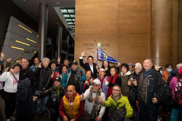 乔根才（后排举旗者）与香港旅游团合影