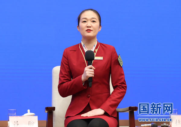 ↑中国铁路北京局集团有限公司北京客运段京张高铁车队列车长吕盼