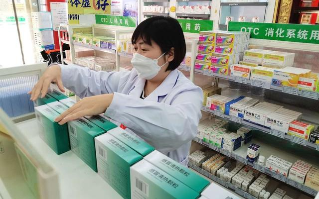 ▲资料图：药店工作人员整理药品。新京报资料图