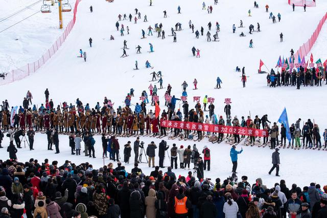 这是在新疆阿勒泰地区将军山滑雪场举办的一场古老毛皮滑雪比赛（2019年1月16日摄）。新华社记者 胡虎虎 摄