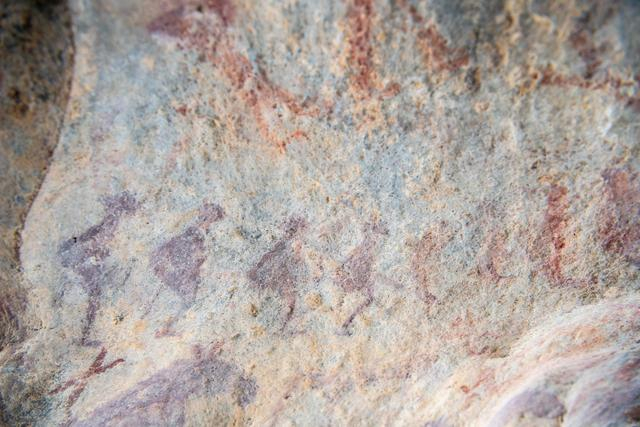 这是2019年1月14日拍摄的新疆阿勒泰市汗德尕特乡敦德布拉克洞穴彩绘岩画。新华社记者 胡虎虎 摄