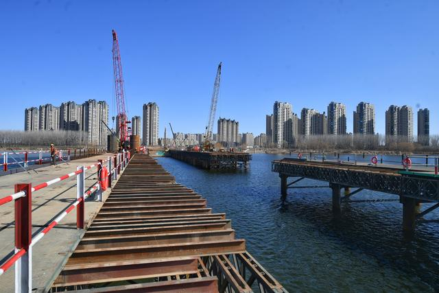 2月24日，厂通路潮白河大桥建设现场，工程建设用桥正在施工。新京报记者 王贵彬 摄