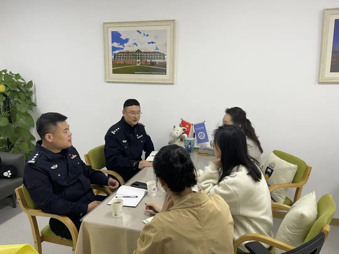 图为疫情期间，温州市公安局出入境管理局移民管理警察主动走访企业、上门开展“我为群众办实事”实践活动。