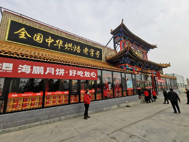 丰镇市首届发展大会期间参观当地知名企业。（宫立灵 摄）