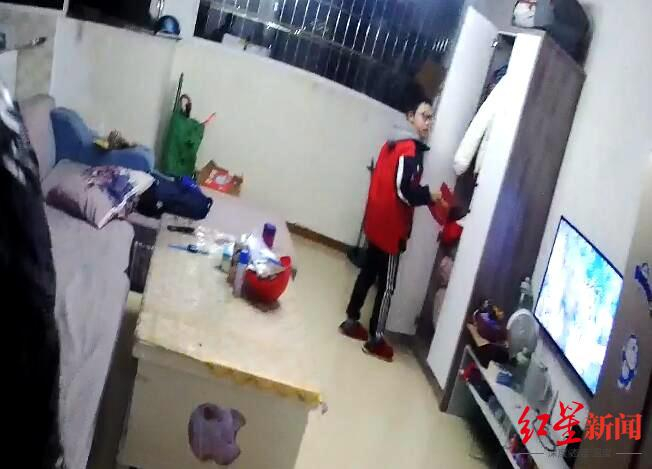 ↑事发当晚，钟一瑁打开衣柜，将首饰袋拿出来交还失主