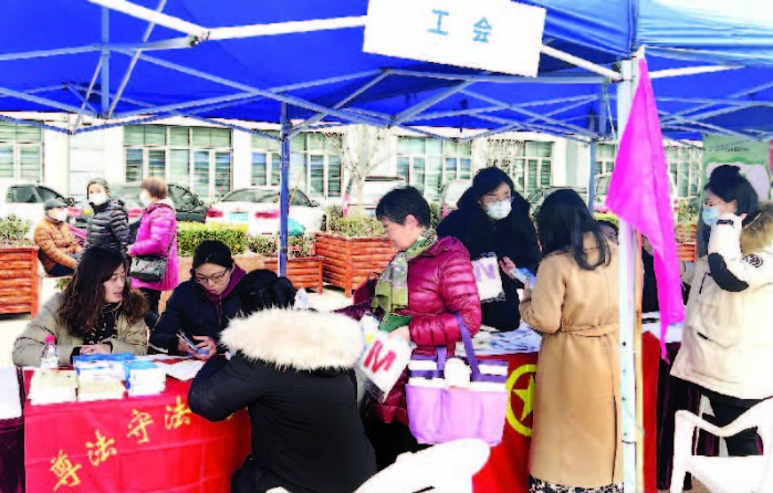 花木街道总工会在招聘会现场为职工提供法律咨询等援助服务。受访对象供图