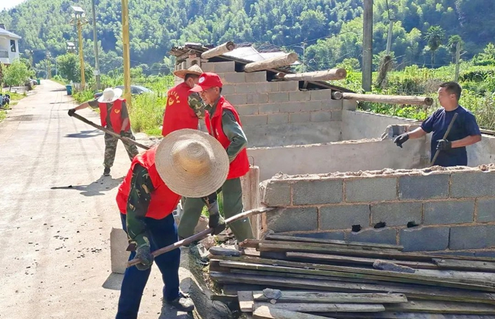 志愿者们帮助村民整理杂物