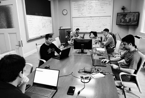 ▲Lauren Gardner（左二）、董恩盛（左一）、杜鸿儒（右二）日常工作场景。