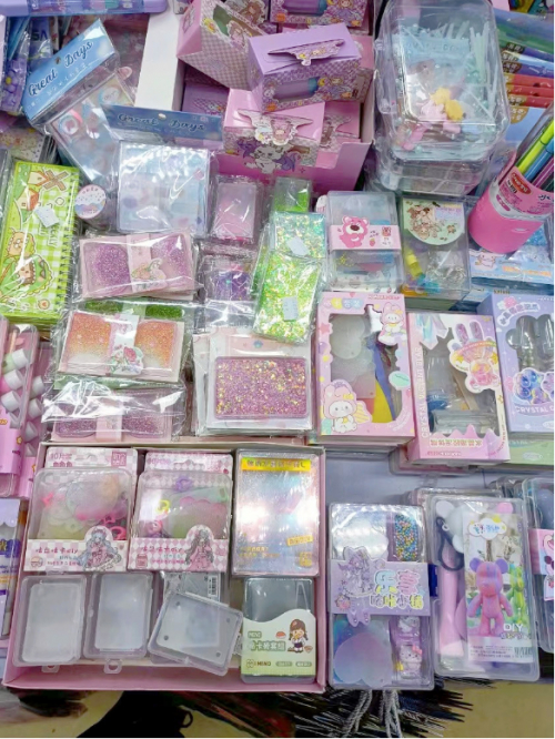 ▲在杨女士的文具店，咕卡被摆在最醒目的展位上。（图由受访者提供）