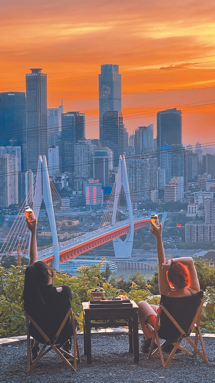     游客在荒野茶摊拍照打卡