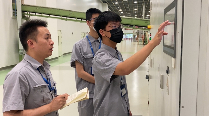 （图为车间22届新员工接受岗位实操培训）