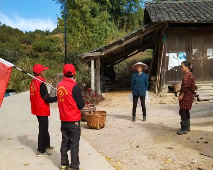 了解村民生活状况，询问是否存在困难