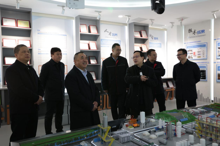 ▲许开华董事长参观中南大学冶金与环境学院