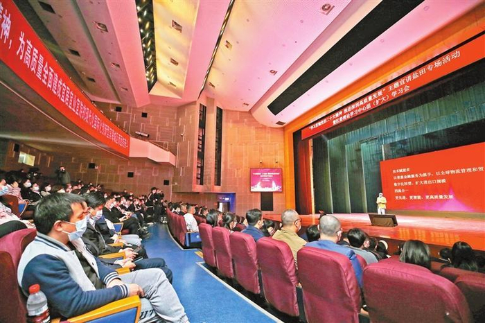     日前，“学习贯彻党的二十大精神·推进深圳高质量发展”主题宣讲盐田专场在盐田会堂举行。    深圳特区报记者 杨浩翰 摄