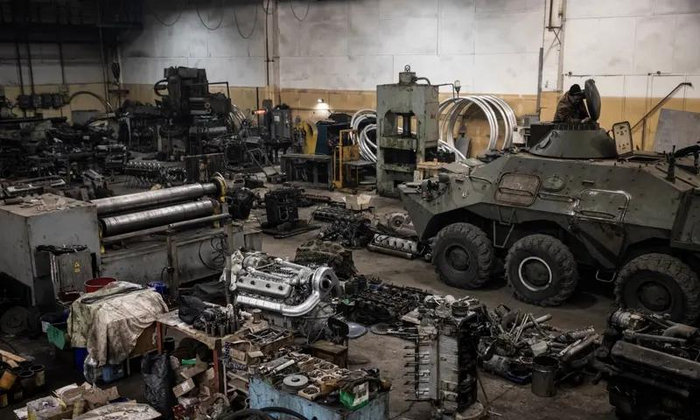 ↑乌军秘密工厂里散落的武器部件