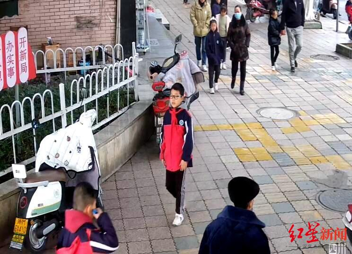 ↑没等到失主，钟一瑁将黄金首饰带回家临时保管