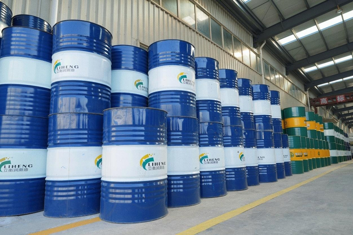 图为烟台立衡环保科技有限公司润滑油生产车间。
