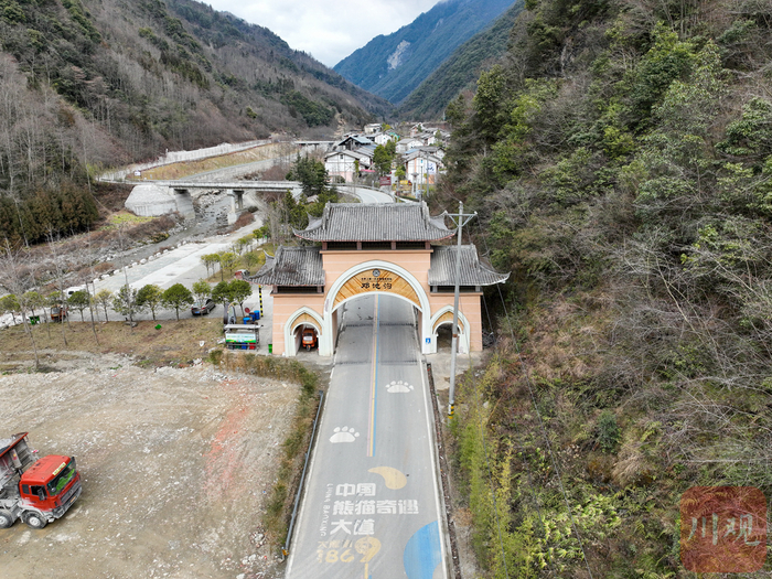 通往宝兴县邓池沟村的“中国熊猫奇遇大道”。卢春阳 摄