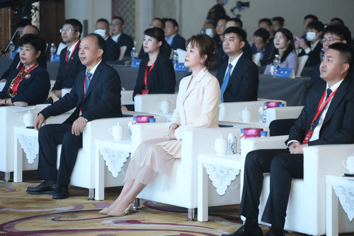 　　【马丽在完达山乳业新国标系列奶粉发布会现场】