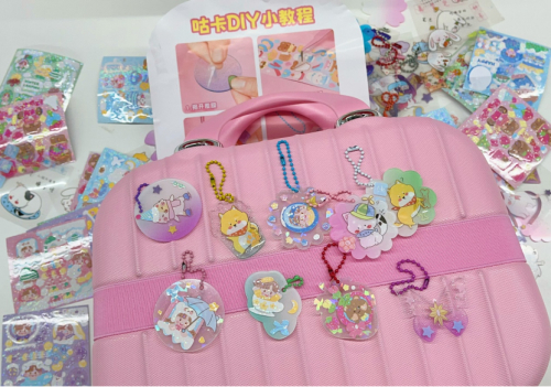 ▲“咕卡”通常是贴上装饰的亚克力卡片。 摄影：岳姗姗