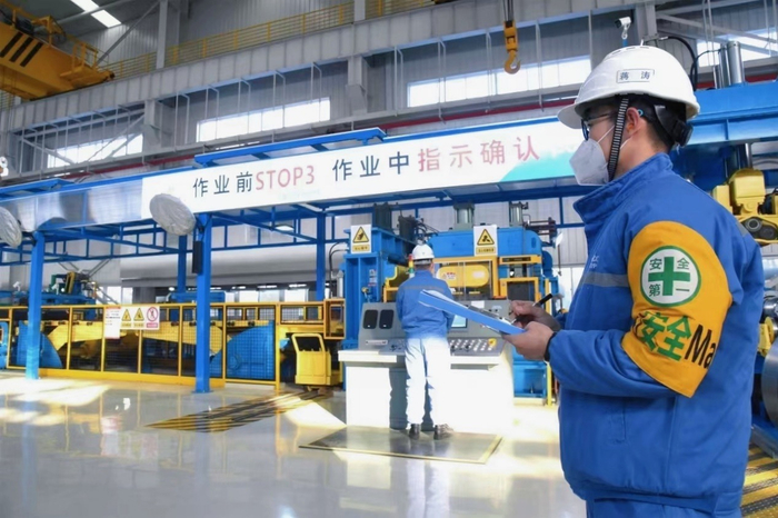 图为浦项（烟台）汽车配件制造有限公司生产车间。