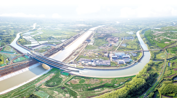 俯瞰淠河总干渠渡槽。（安徽省引江济淮集团有限公司 供图）