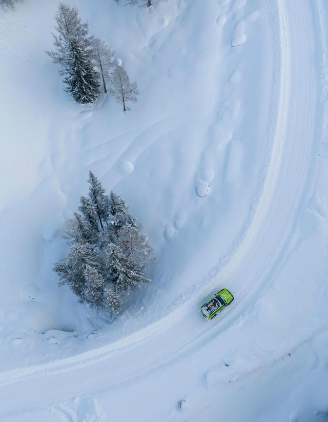 游客驾车前往新疆阿勒泰地区阿尔泰山野雪公园（2023年1月2日摄，无人机照片）。新华社记者 胡虎虎 摄