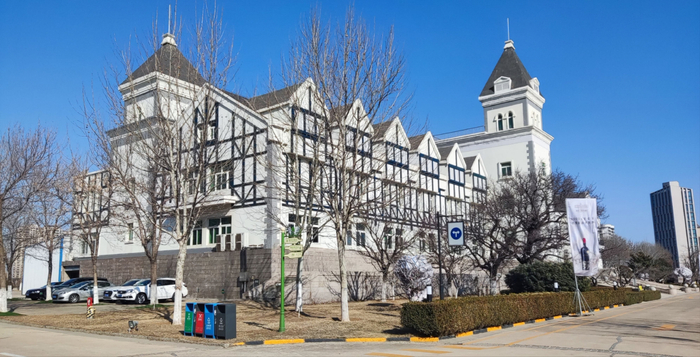 2月25日晚，张裕卡斯特酒庄蓬荜生辉，备受关注的花开富贵新品上市发布会在烟台召开。