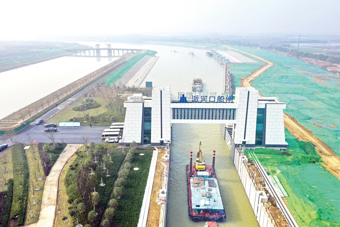 船只通过引江济淮派河口船闸（无人机照片）。 新华社发（刘玉才 摄）
