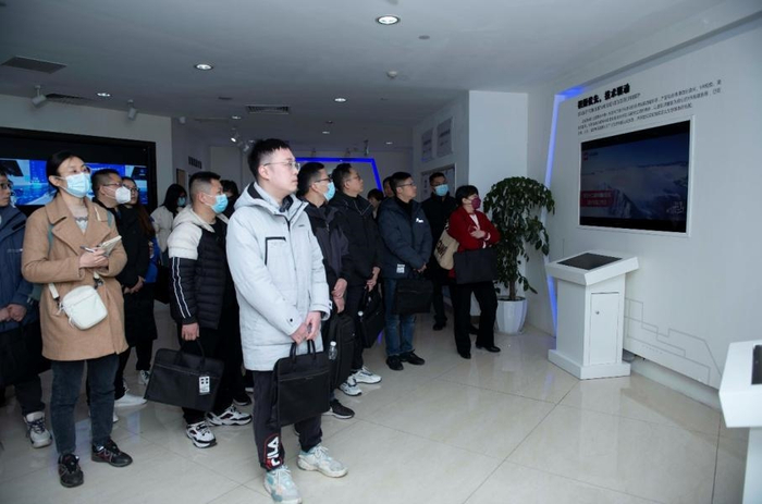参训人员现场参观封面传媒、封面科技。赵增兴 摄