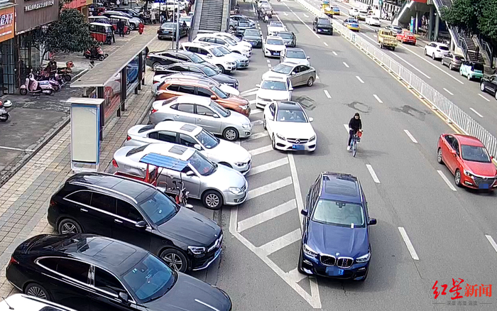 ↑监控视频显示，吴先生赶往学校时，将首饰袋挂在共享单车上