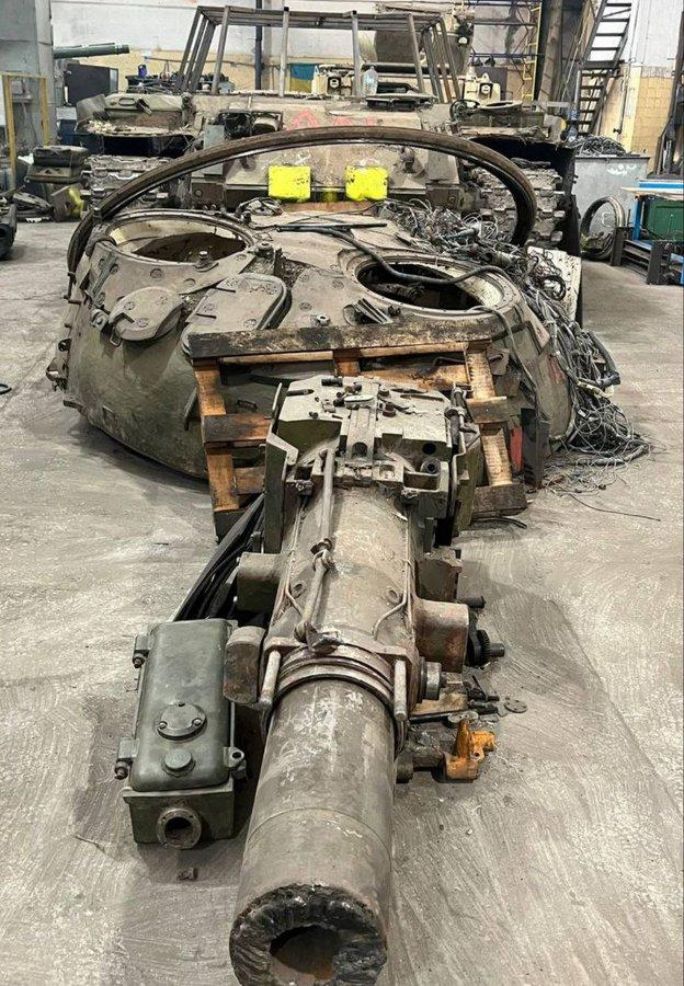 ↑一辆被乌军缴获、拆解的T-62坦克