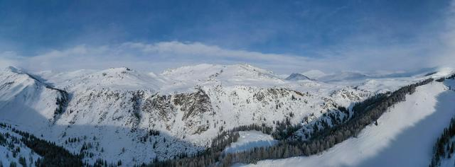 这是2023年1月2日在新疆阿勒泰地区阿尔泰山野雪公园附近拍摄的阿尔泰山冬季景观（无人机照片）。新华社记者 胡虎虎 摄