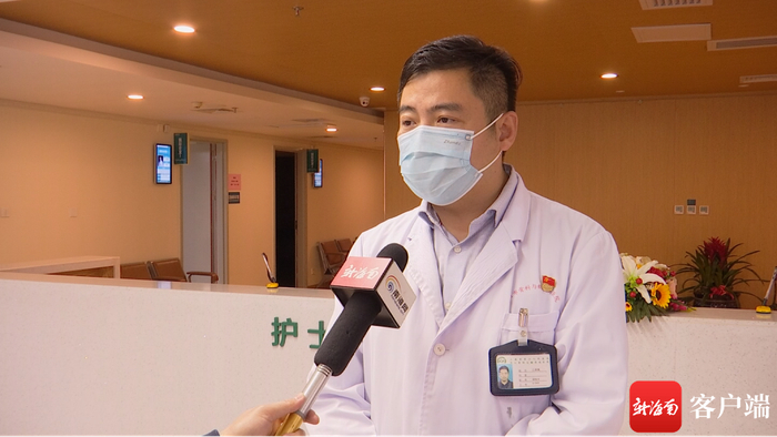 上海六院海口医院副院长江潮胤接受采访。记者 陈元能 摄