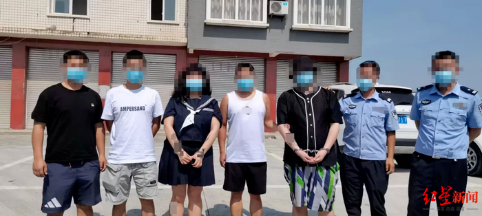 ↑警方抓获部分吸毒人员与犯罪嫌疑人